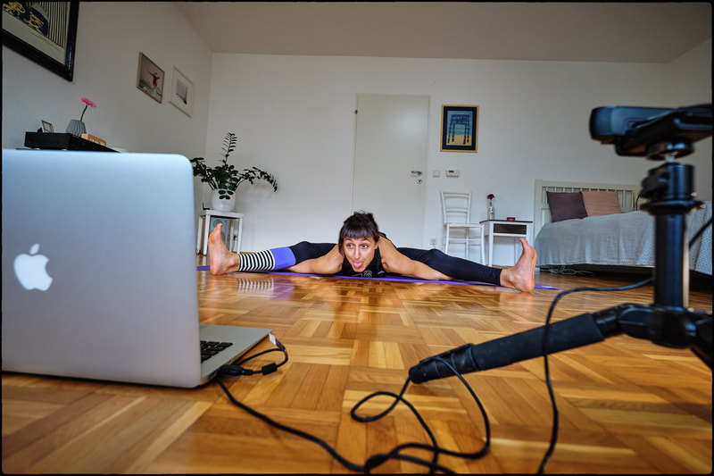 Übe in deiner Wohnung Yoga mit Pascale Staudenbauer. Pascale unterrichtet normalerweise im Techno-Z Salzburg und im Physiologisch Yoga. 