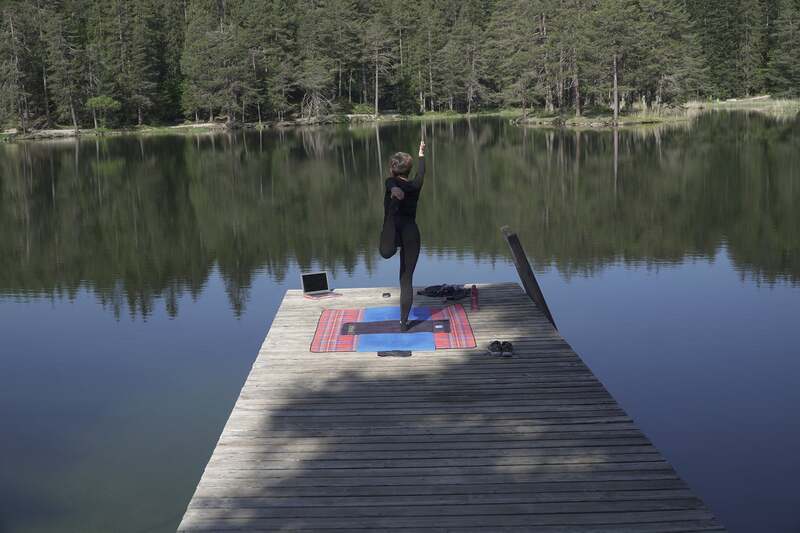 Online Yoga macht vieles möglich. Übe wo auch immer du bist mit Pascale Staudenbauer.