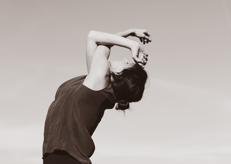 ''Lean back into the unknown'' - Yoga und Tanz ist eine wunderbare Kombination. Pascale Staudenbauer unterrichtet Yoga und Tanz in Salzburg.  