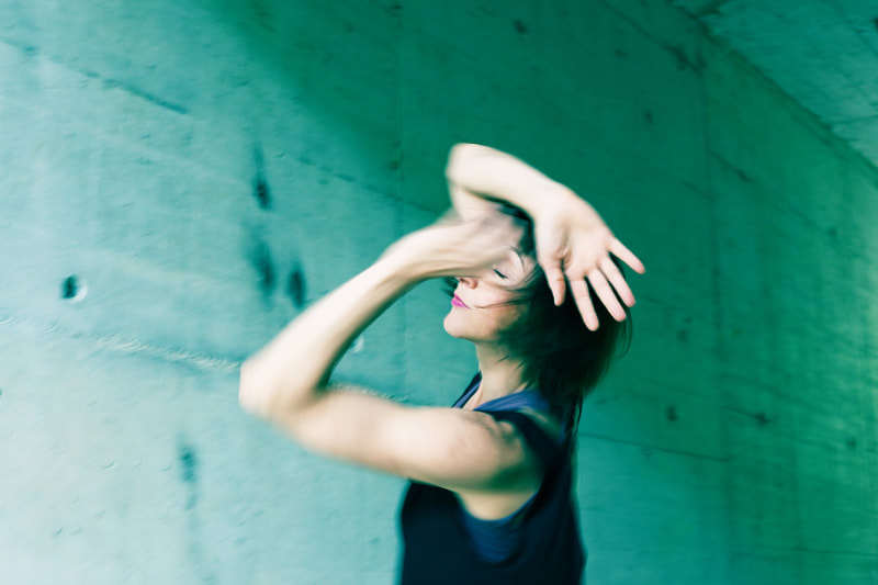 Die Tänzerin Pascale Staudenbauer unterrichtet Modern Dance und Improvisation in Salzburg.