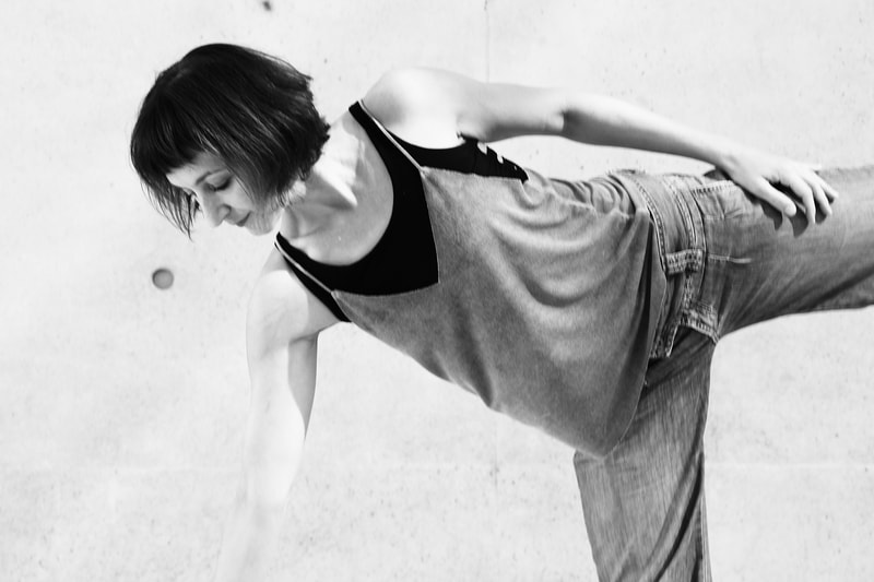 Performerin Pascale Staudenbauer unterrichtet Tanz, Modern Dance und Improvisation in Salzburg.