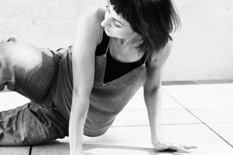 Tänzerin Pascale Staudenbauer unterrichtet Yoga und Tanz in Salzburg.
