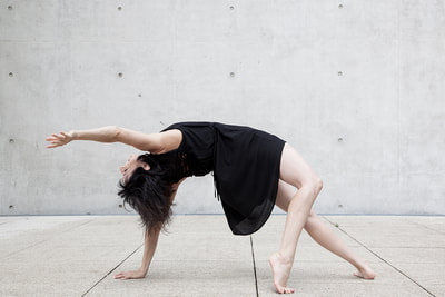 Be wild! Diese tänzerische Yogahaltung heißt Wildthing. Pascale Staudenbauer unterrichtet Yoga und Modern Dance in Salzburg.