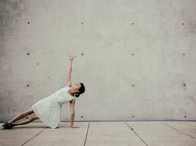 Vasisthasana ist eine Stützhaltung im Yoga. Übrigens unterrichtet Pascale Staudenbauer Vinyasa Yoga in Salzburg.