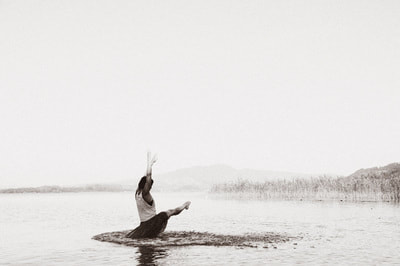Let´s dance in the water. Pascale Staudenbauer ist  Tänzerin und Performerin. Sie unterrichtet Yoga und Tanz in Salzburgl
