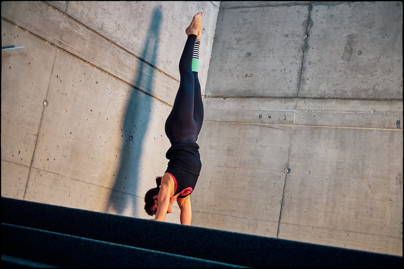Umkehrhaltungen stärken unseren Körper. Suchst du einen Yogakurs in Salzburg. Schau auf die Website von Pascale Staudenbauer. 