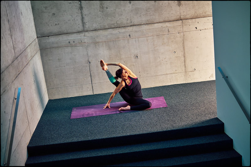 Yogakurse in Salzburg mit Pascale Staudenbauer. Außerdem unterrichtet Pascale auch Tanz und Improvisation. 